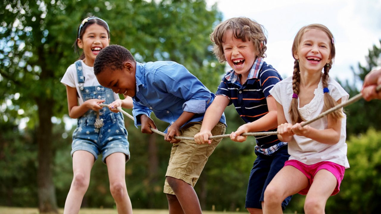 7 ideias de brincadeiras ao ar livre para crianças