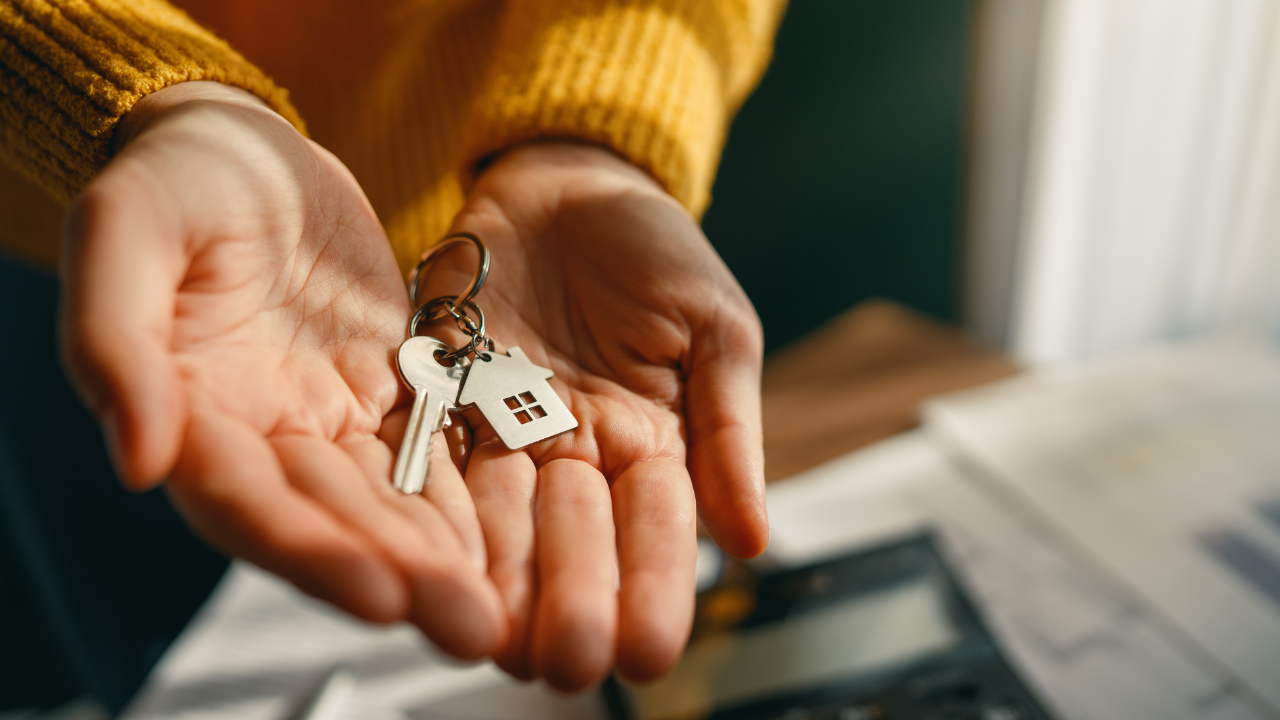 Uma mão segurando umas chaves.