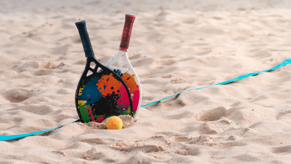 Raquetes de beach tênis na areia
