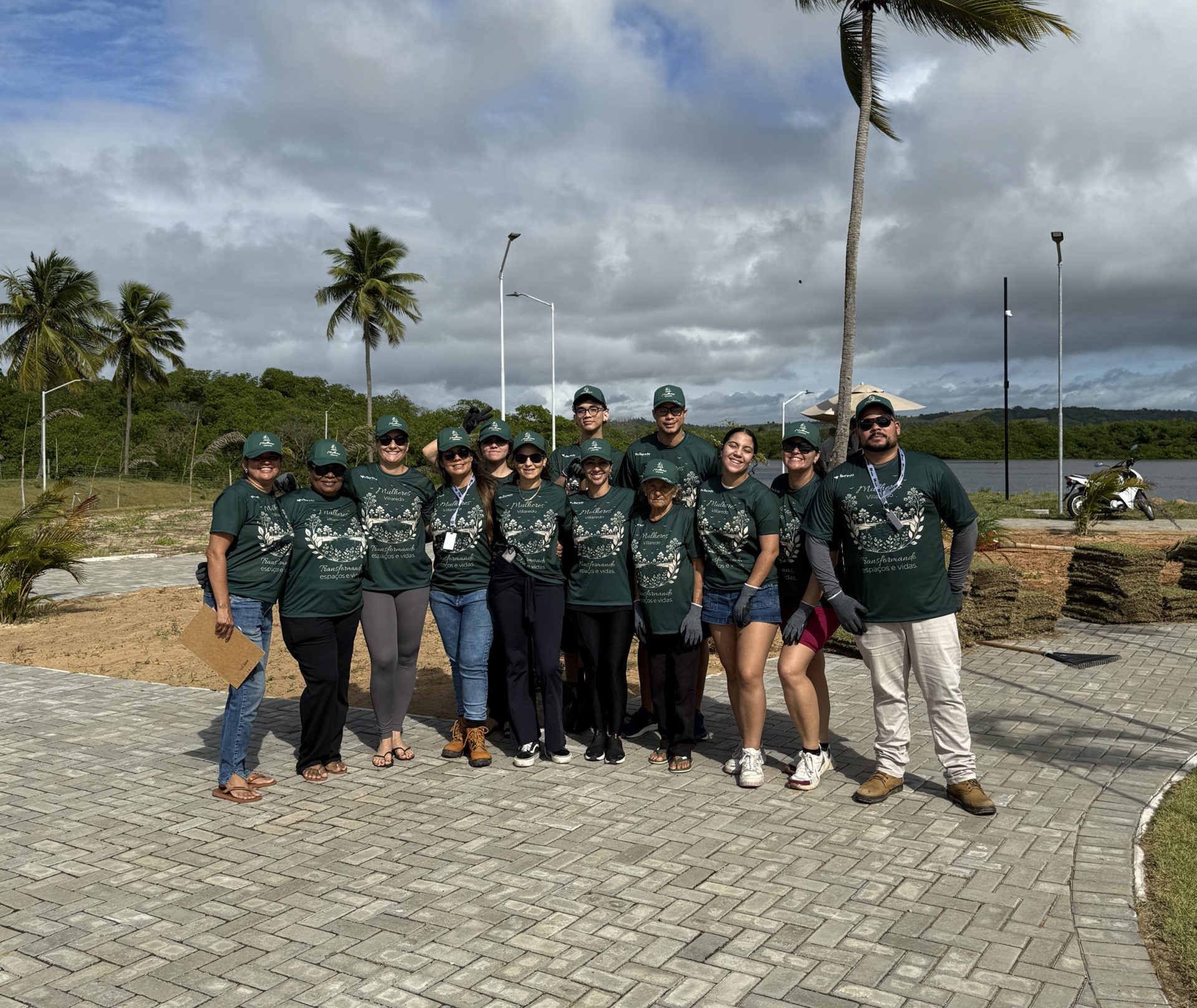 Grupo reunido no dia da ação do plantio.